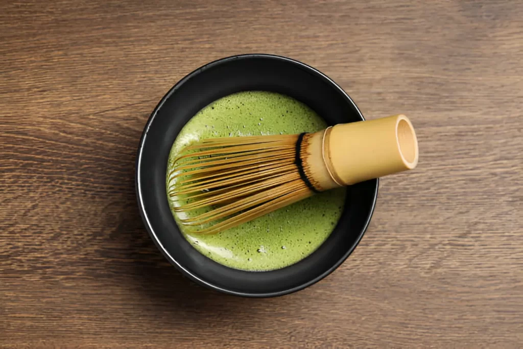 bol de matcha avec un fouet