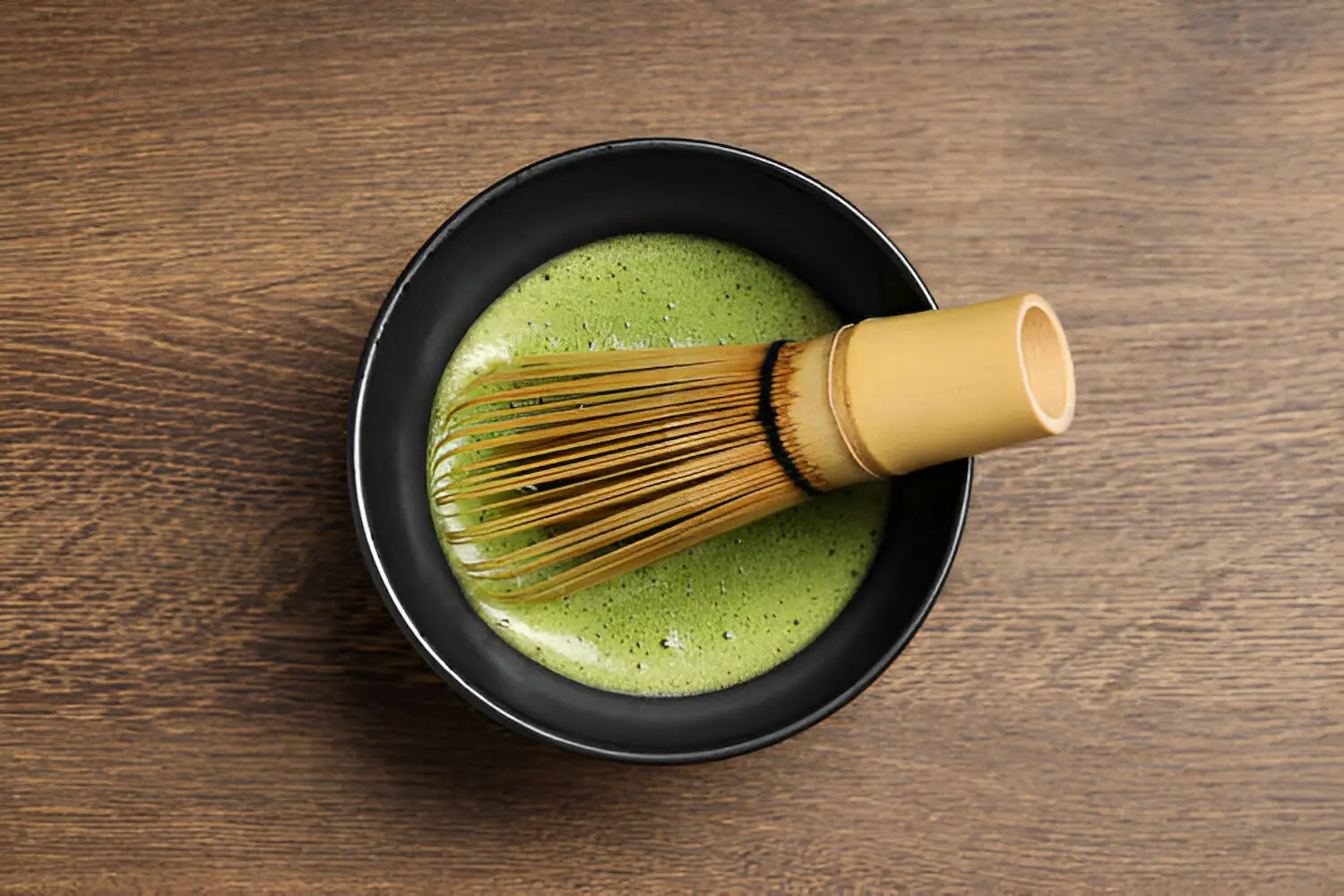 bol de matcha avec un fouet
